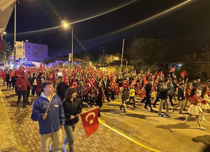 Pehlivanköy İlçemizin Kurtuluşunun 101. Yılı, Kaymakamımız Sayın Fatma BALLI, İlçemiz Belediye Başkanı Sayın Abdurrahman ALTUĞ, İlçe Protokolü, öğrenciler, öğretmenler ve vatandaşların katılımlarıyla bando eşliğinde yürüyüş ve havai fişek gösterisiyle büyük bir coşkuyla kutlandı.